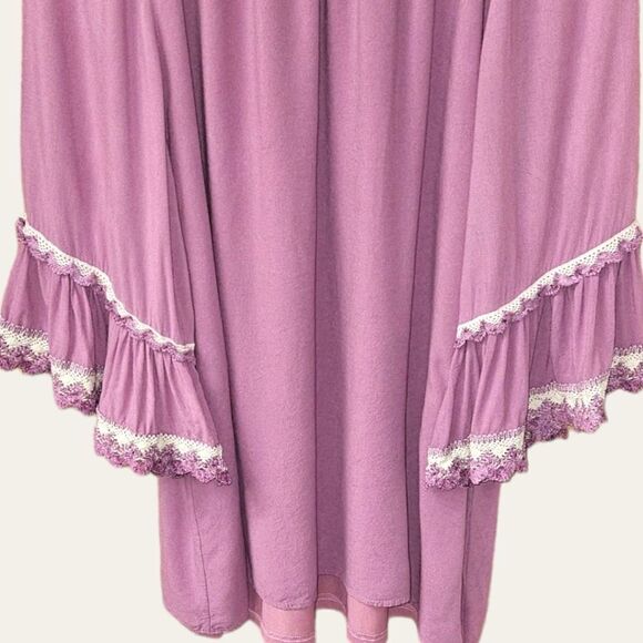 LIKE NEW ENTRO Women's Lilac Color Lace Bell Sleeve Top - Picture 6 of 14